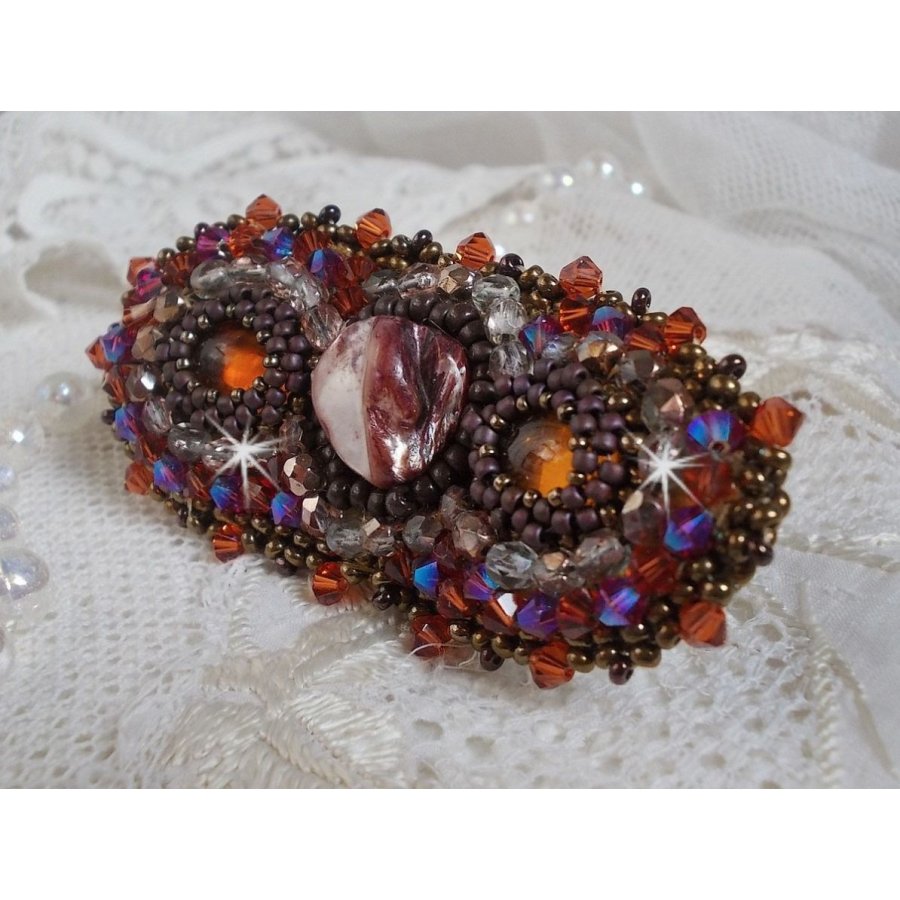 Clipe de cabelo Topaz bordado com um cabochon em mogno madrepérola, cristais Swarovski e missangas de sementes