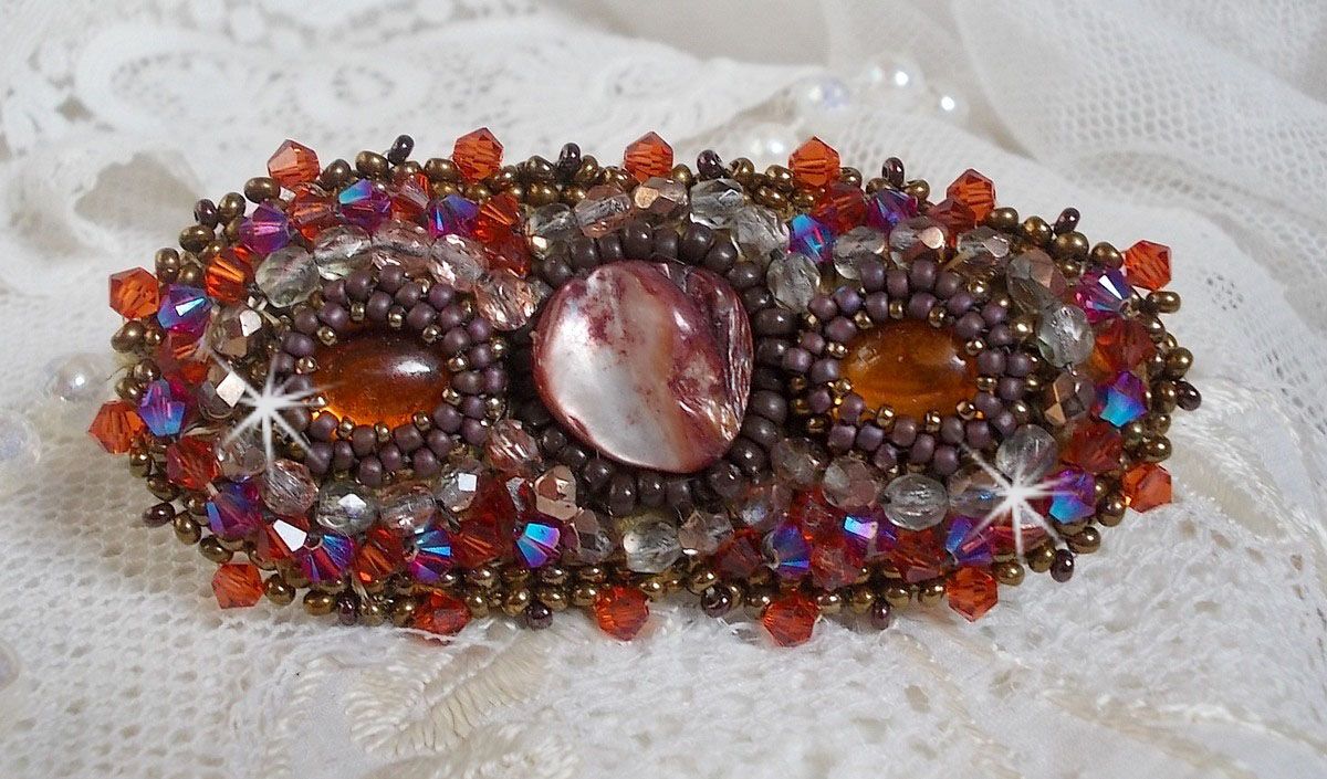 Clipe de cabelo Topaz bordado com um cabochon em mogno madrepérola, cristais Swarovski e missangas de sementes