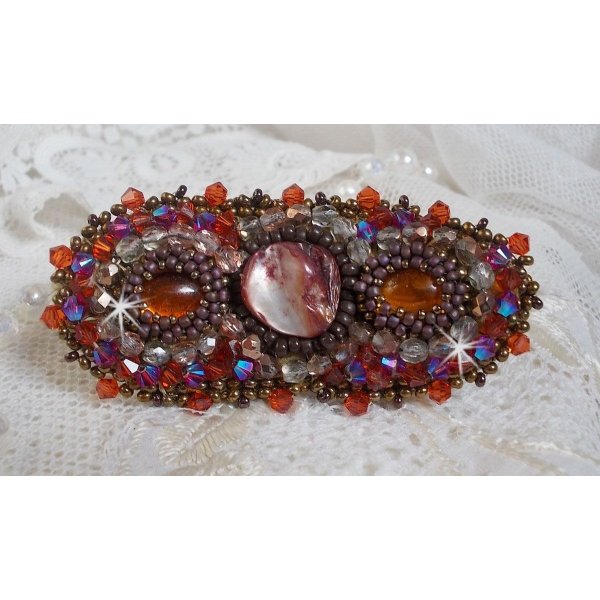 Clipe de cabelo Topaz bordado com um cabochon em mogno madrepérola, cristais Swarovski e missangas de sementes
