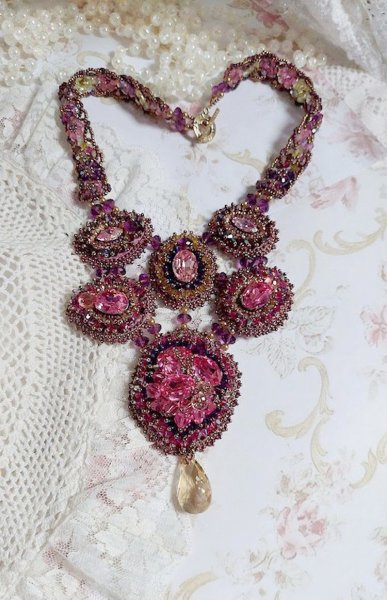 Majestic Crystal Haute-Couture Necklace com cabochons, bicones Swarovski Crystal, contas de vidro e contas de sementes de alta qualidade