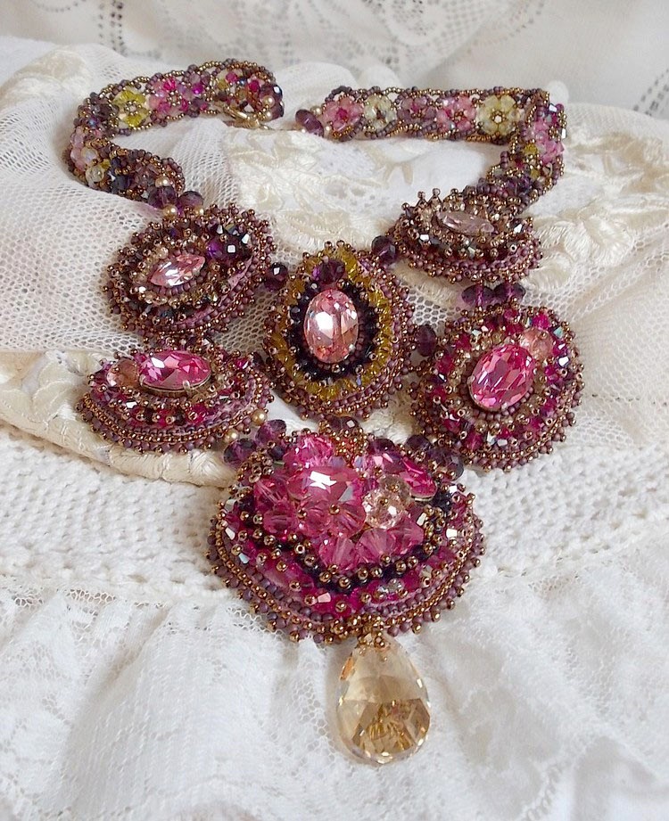Majestic Crystal Haute-Couture Necklace com cabochons, bicones Swarovski Crystal, contas de vidro e contas de sementes de alta qualidade