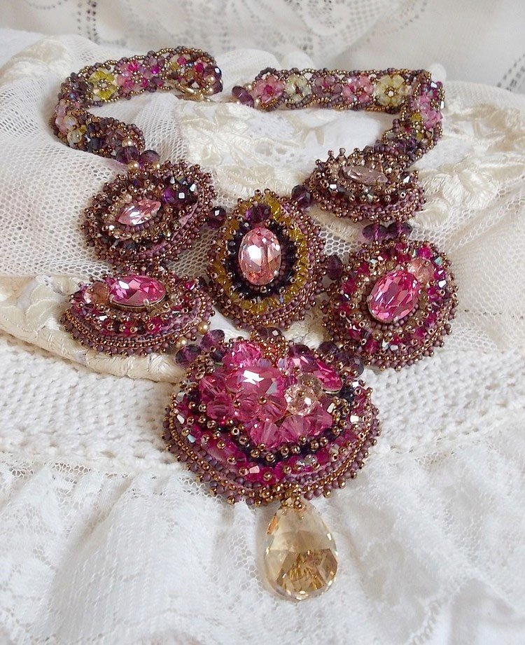 Majestic Crystal Haute-Couture Necklace com cabochons, bicones Swarovski Crystal, contas de vidro e contas de sementes de alta qualidade