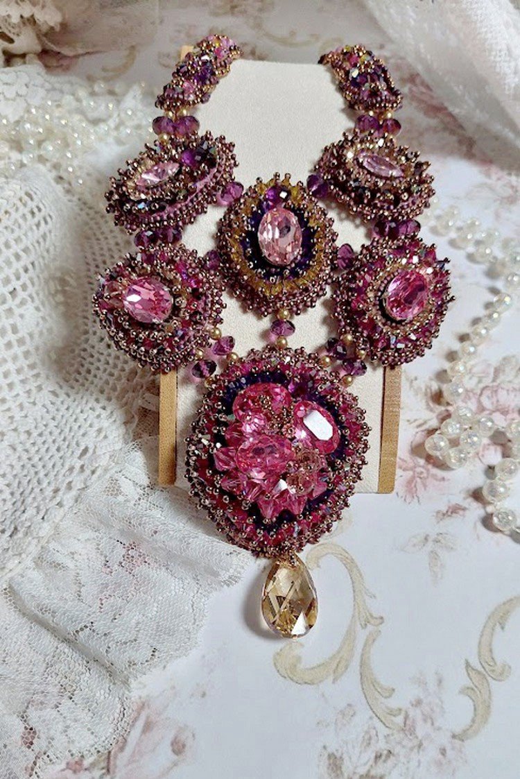 Majestic Crystal Haute-Couture Necklace com cabochons, bicones Swarovski Crystal, contas de vidro e contas de sementes de alta qualidade