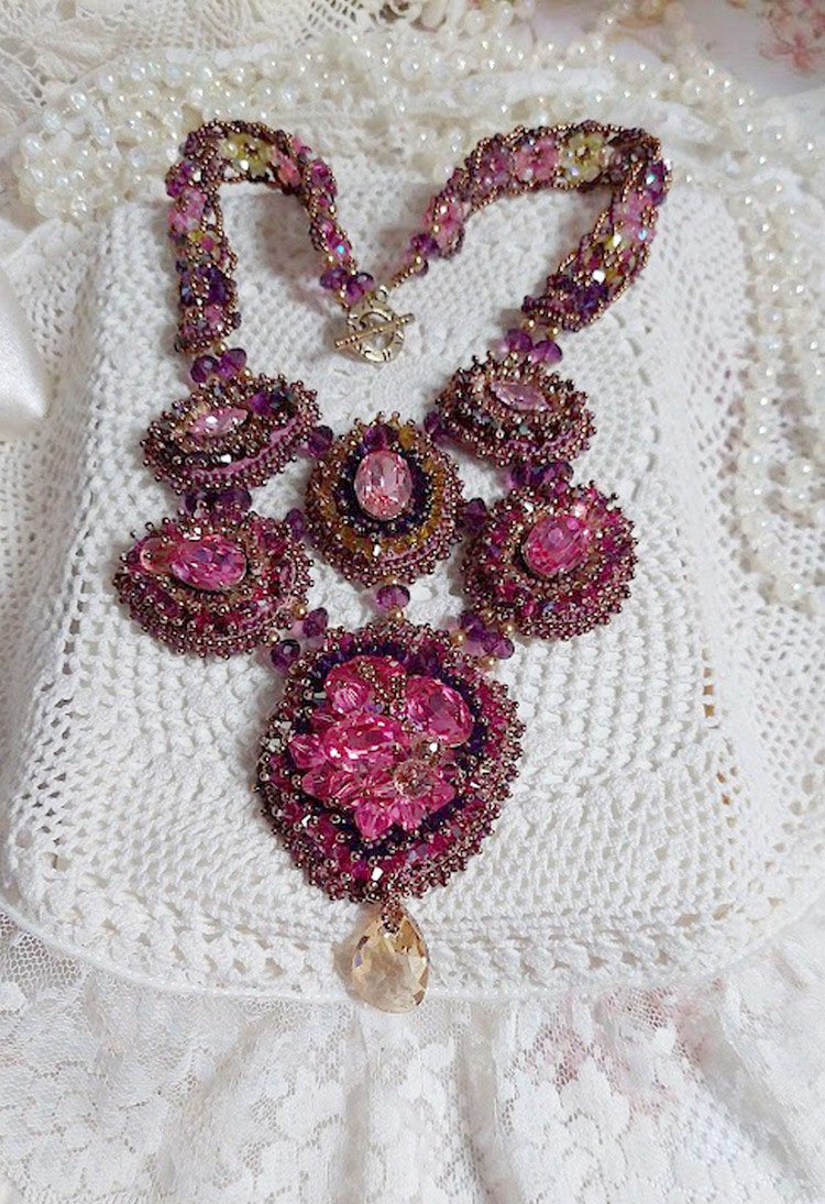Majestic Crystal Haute-Couture Necklace com cabochons, bicones Swarovski Crystal, contas de vidro e contas de sementes de alta qualidade