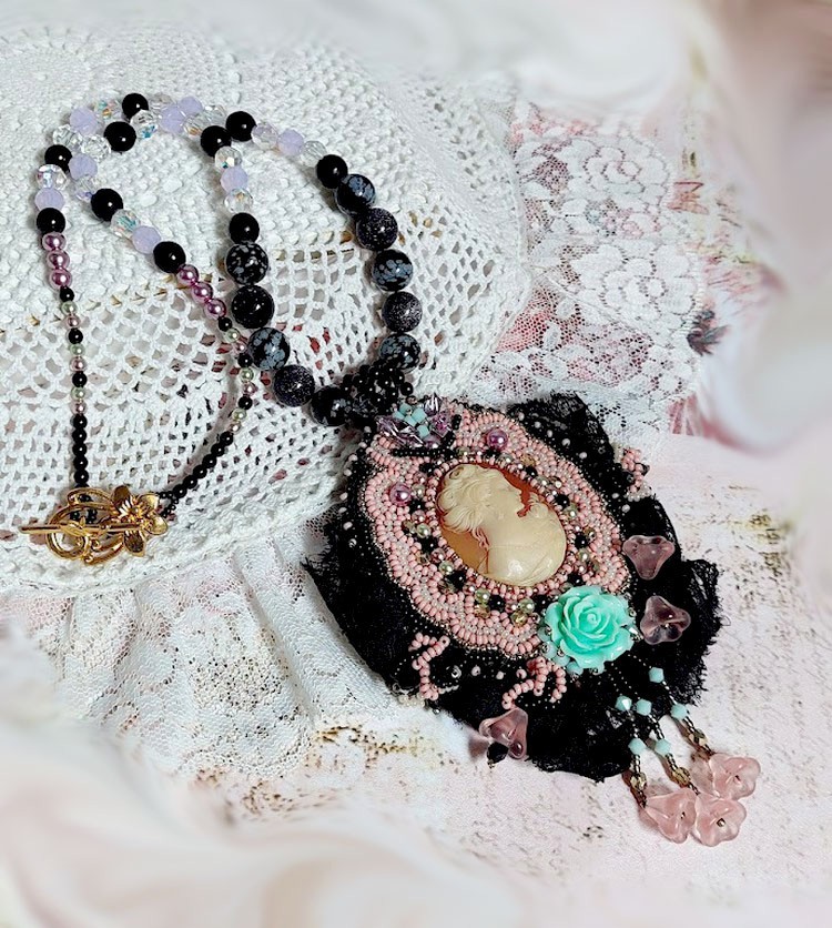 Colar de pingente Marquise bordado com p&eacute;rolas, uma renda muito bonita, uma j&oacute;ia sumptuosa 