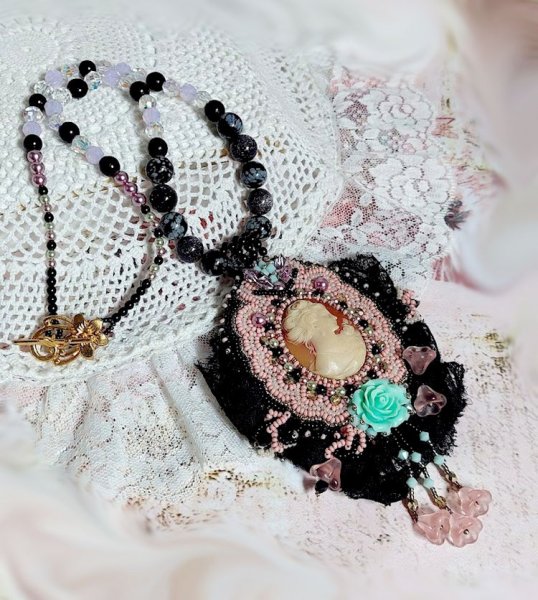 Colar de pingente Marquise bordado com p&eacute;rolas, uma renda muito bonita, uma j&oacute;ia sumptuosa 