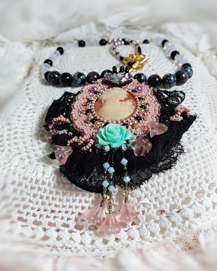 Colar de pingente Marquise bordado com p&eacute;rolas, uma renda muito bonita, uma j&oacute;ia sumptuosa 