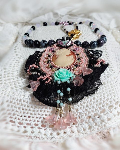 Colar de pingente Marquise bordado com p&eacute;rolas, uma renda muito bonita, uma j&oacute;ia sumptuosa 