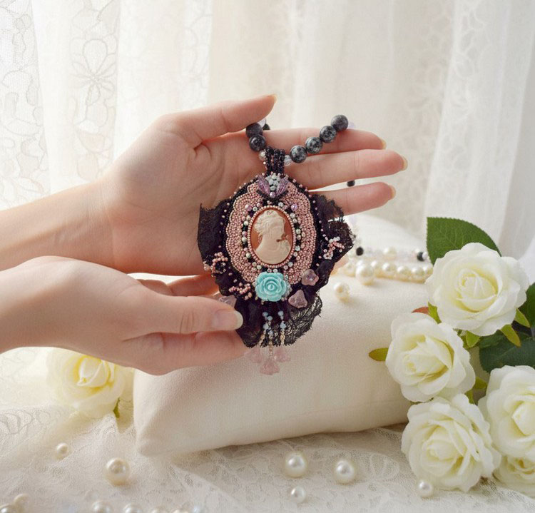 Colar de pingente Marquise bordado com p&eacute;rolas, uma renda muito bonita, uma j&oacute;ia sumptuosa 