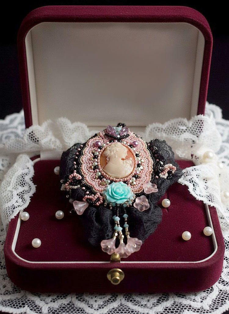 Colar de pingente Marquise bordado com p&eacute;rolas, uma renda muito bonita, uma j&oacute;ia sumptuosa 