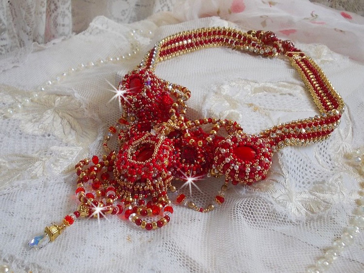 Colar de rubi bordado com ágata vermelha e contas de coral semi-preciosas em estilo Haute-Couture