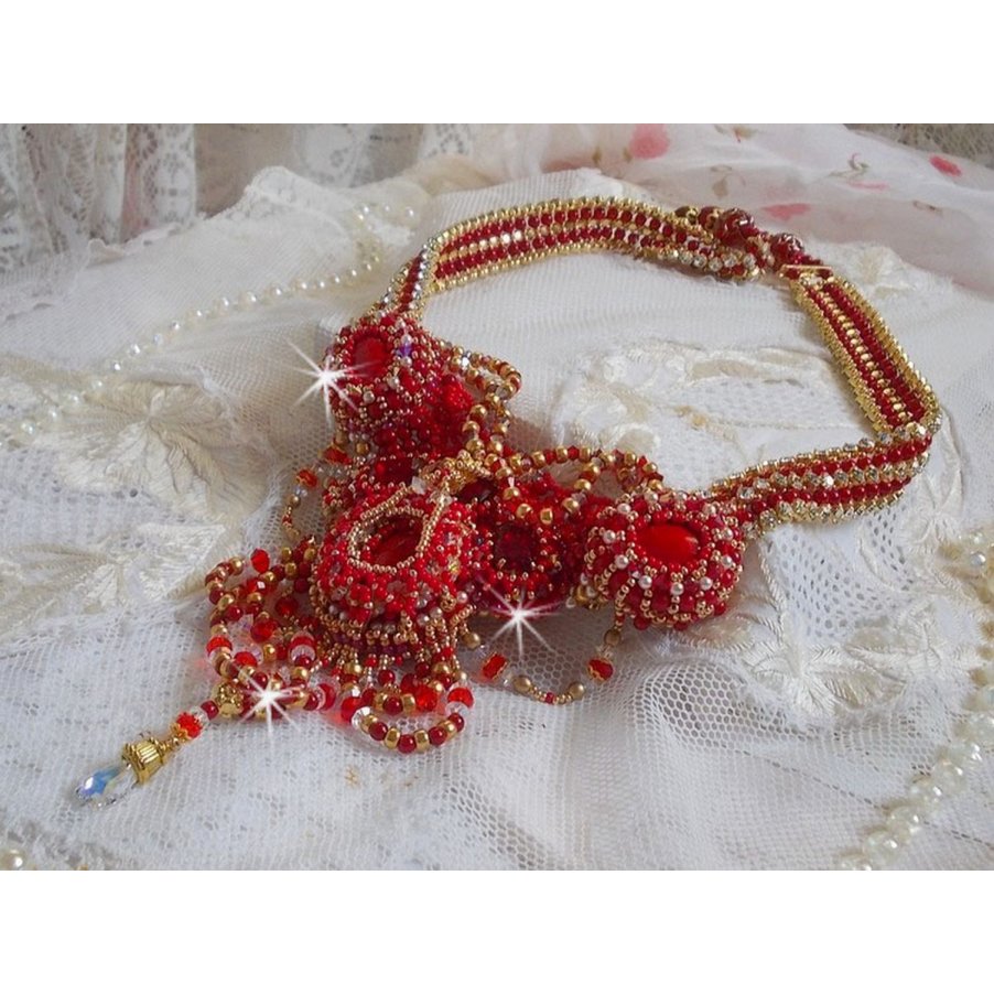 Colar de rubi bordado com ágata vermelha e contas de coral semi-preciosas em estilo Haute-Couture