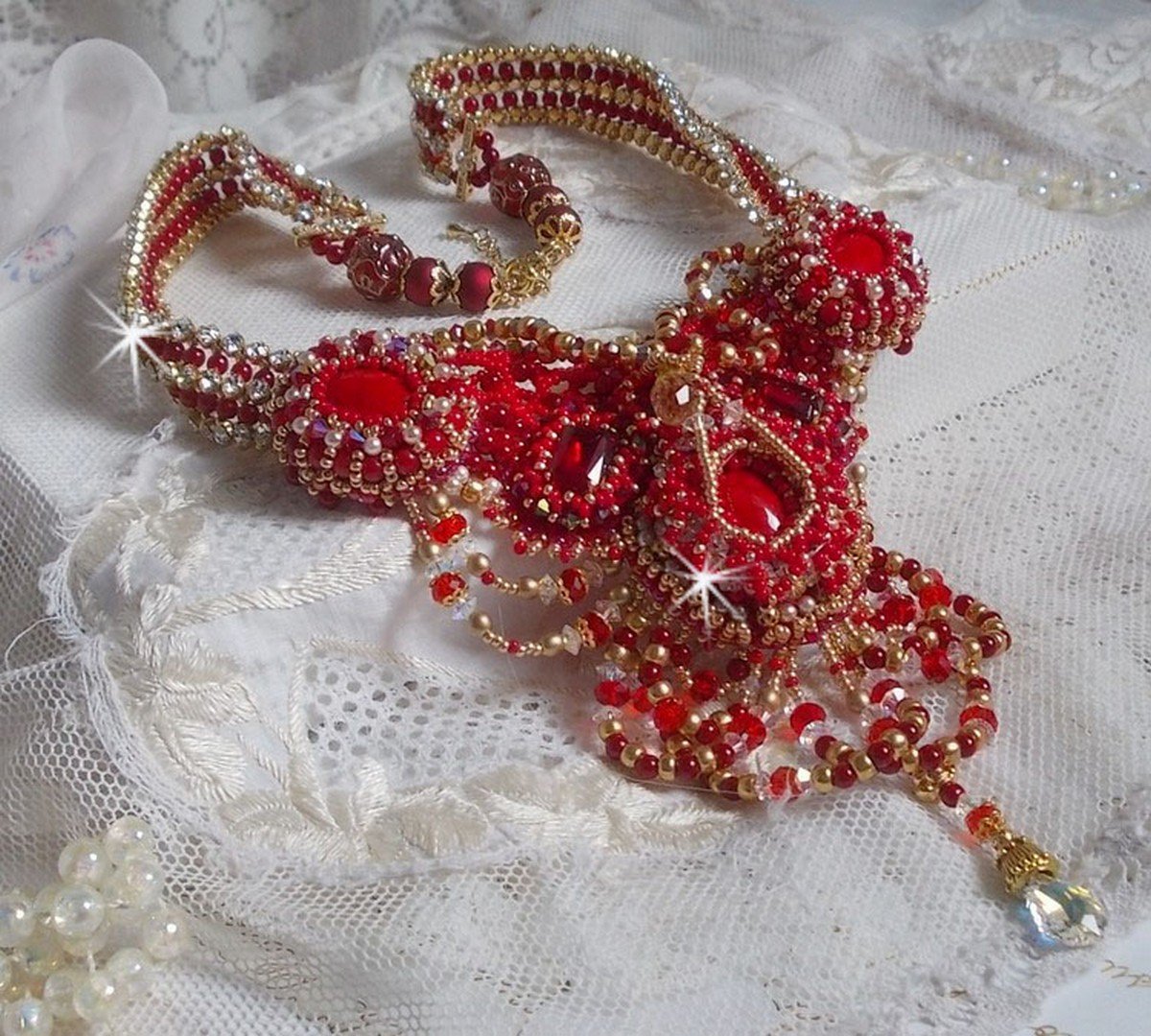 Colar de rubi bordado com ágata vermelha e contas de coral semi-preciosas em estilo Haute-Couture