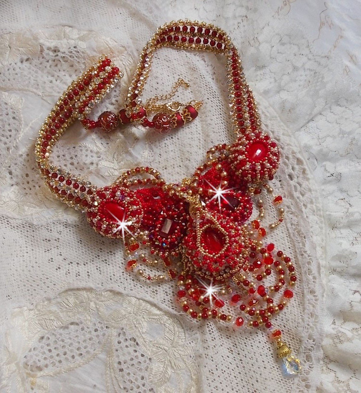 Colar de rubi bordado com ágata vermelha e contas de coral semi-preciosas em estilo Haute-Couture