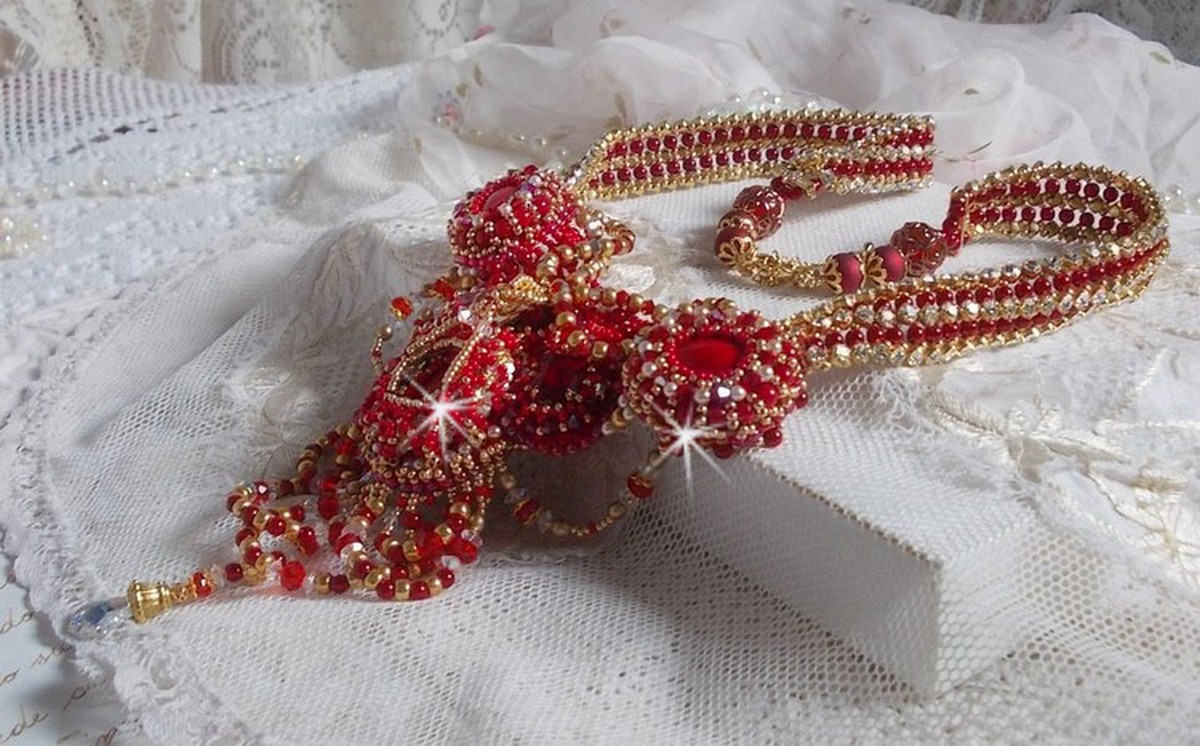 Colar de rubi bordado com ágata vermelha e contas de coral semi-preciosas em estilo Haute-Couture