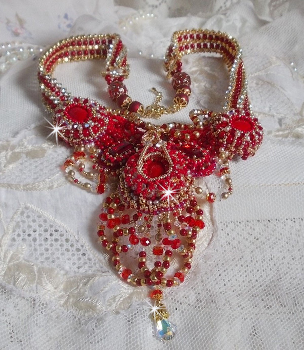 Colar de rubi bordado com ágata vermelha e contas de coral semi-preciosas em estilo Haute-Couture