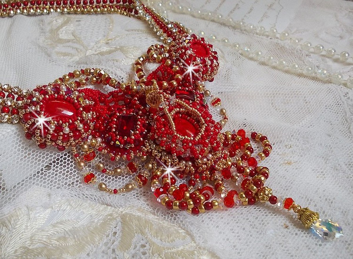 Colar de rubi bordado com ágata vermelha e contas de coral semi-preciosas em estilo Haute-Couture