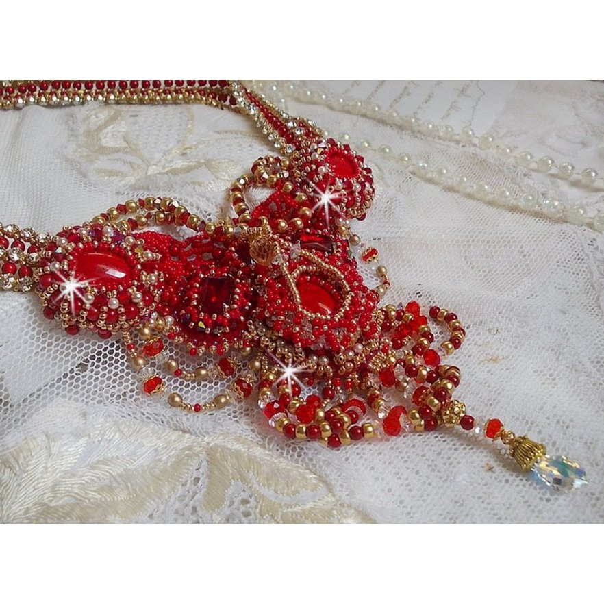 Colar de rubi bordado com ágata vermelha e contas de coral semi-preciosas em estilo Haute-Couture
