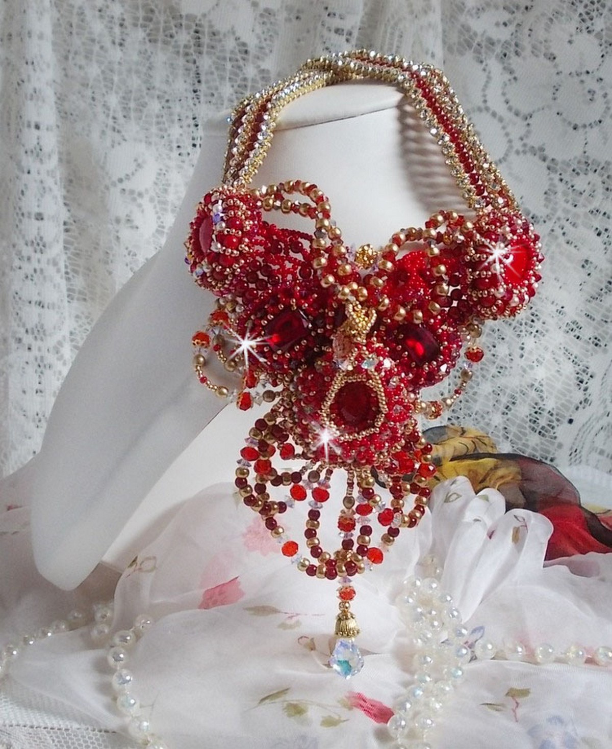 Colar de rubi bordado com ágata vermelha e contas de coral semi-preciosas em estilo Haute-Couture