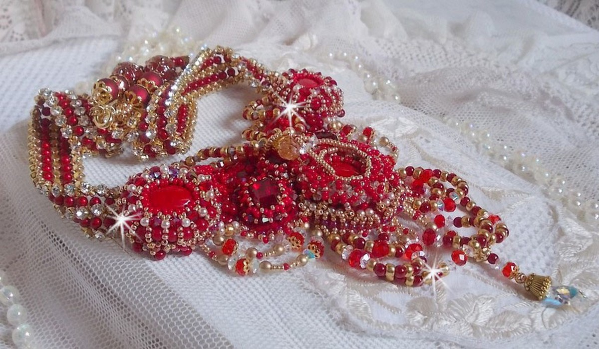 Colar de rubi bordado com ágata vermelha e contas de coral semi-preciosas em estilo Haute-Couture
