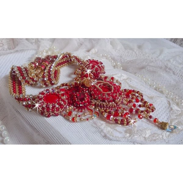 Colar de rubi bordado com ágata vermelha e contas de coral semi-preciosas em estilo Haute-Couture