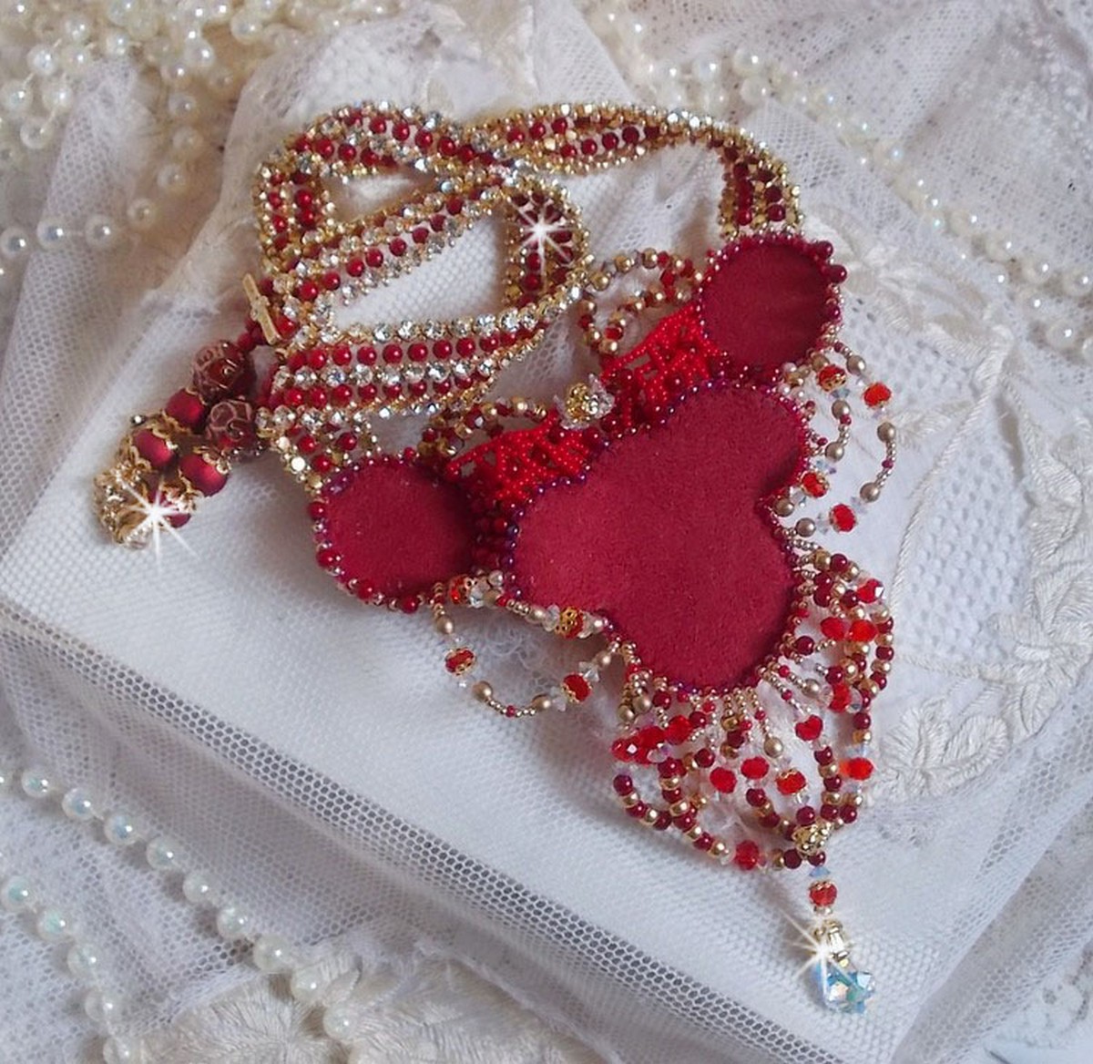 Colar de rubi bordado com ágata vermelha e contas de coral semi-preciosas em estilo Haute-Couture