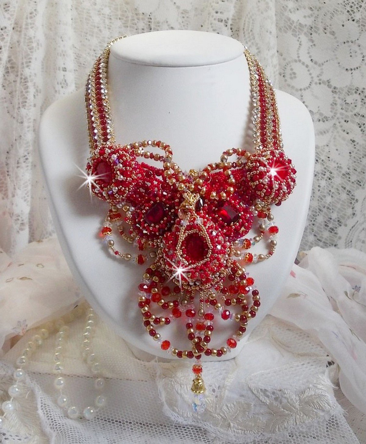 Colar de rubi bordado com ágata vermelha e contas de coral semi-preciosas em estilo Haute-Couture