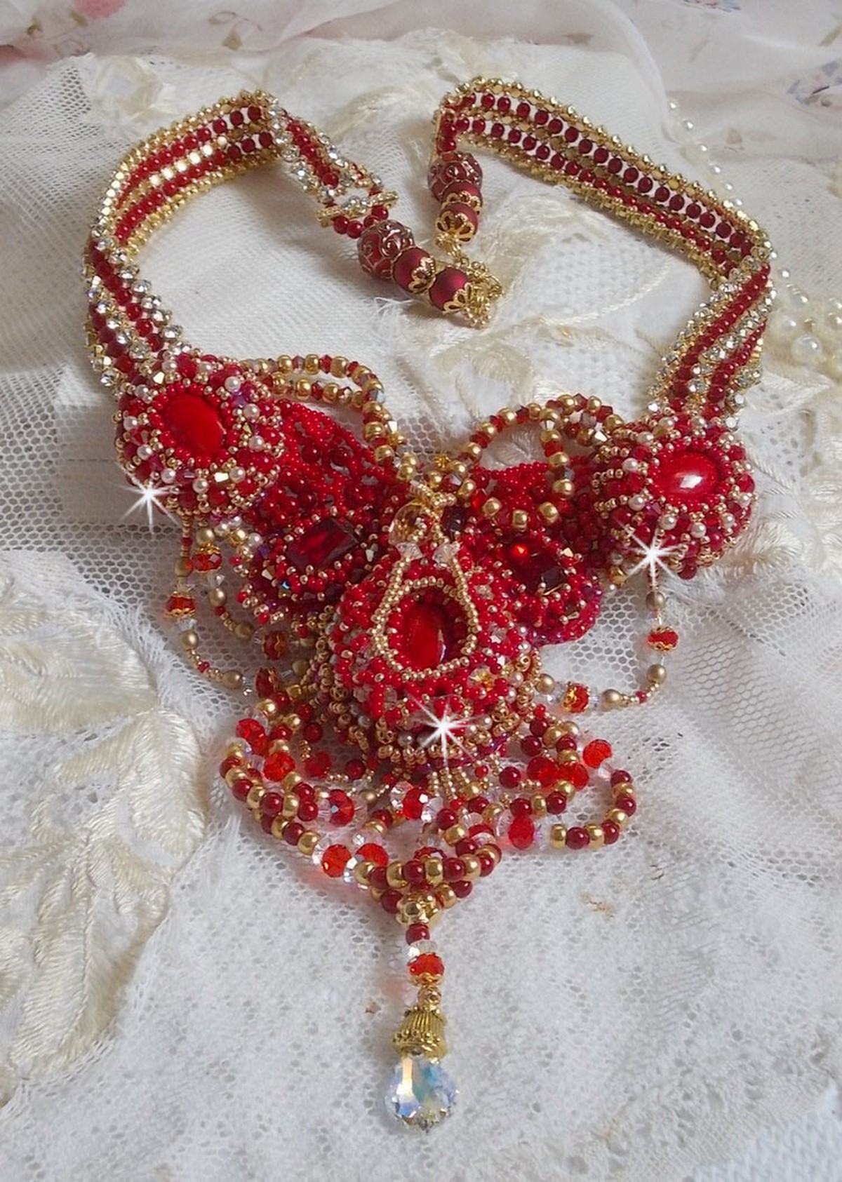 Colar de rubi bordado com ágata vermelha e contas de coral semi-preciosas em estilo Haute-Couture