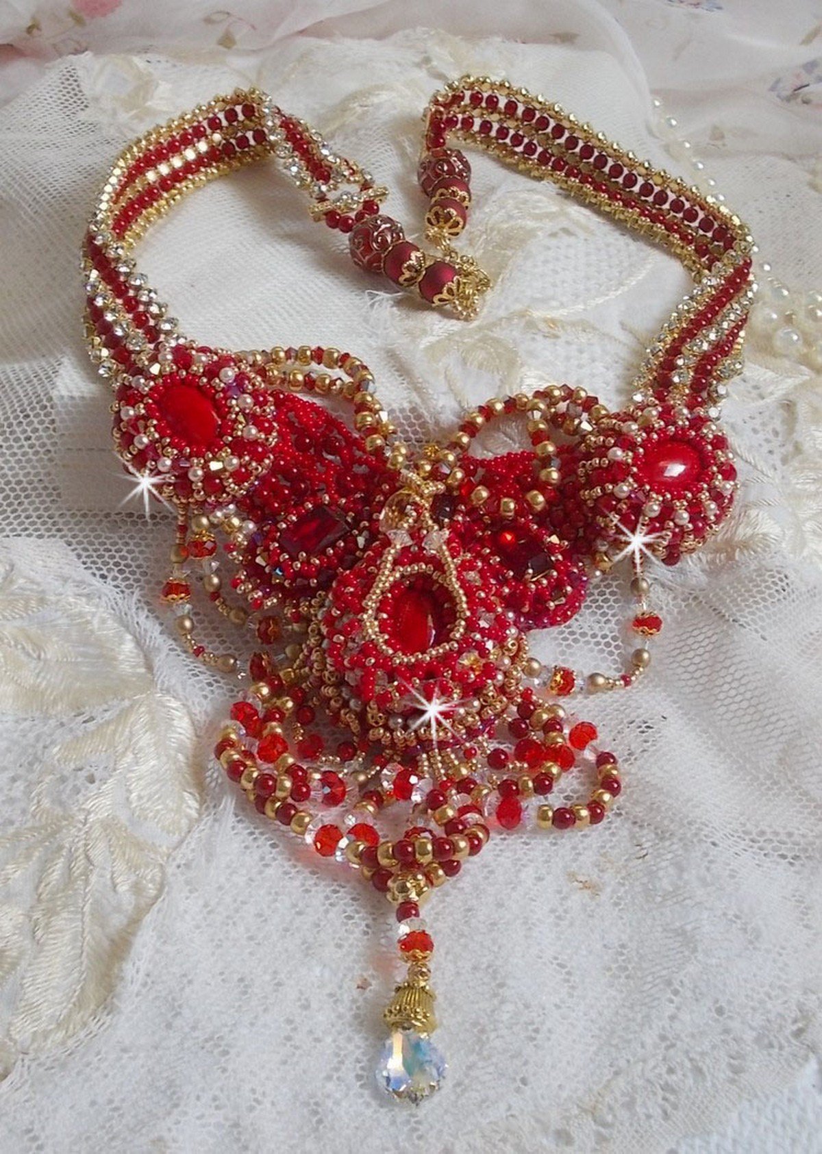 Colar de rubi bordado com ágata vermelha e contas de coral semi-preciosas em estilo Haute-Couture