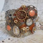 Pulseira L'élégante du Temps criada com engrenagens, carimbos, parafusos, parafusos, mecanismos de relógio e outros materiais