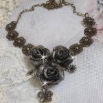 Colar Steampunk Queen criado com rosas de porcelana preta e castanha, cabochons de cristal e acessórios de bronze