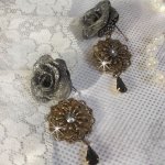BO Steampunk Queen criada com rosas de porcelana preta, cabochons de cristal Swarovski, gotas de vidro e acessórios de latão