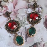 BOs Cameo vermelho e verde montados com cabochões de vidro vermelho, pingentes ovais de Zircónio, BOs em forma de flor de Bronze e acessórios de qualidade