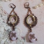 BO Blondy Roses criado com cabochons PureCrystal, cabochons de lupa, medalhões e uma cadeia de rhinestone