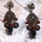 BO Milady Broc' criado com selos, gotas, encantos de latão, strass, cabochons PureCrystal e contas de vidro