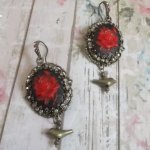 BO Loly Roses criado com cabochons de resina, corrente de rhinestone de cristal com acessórios de bronze