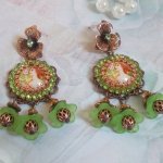 BO Floresta de Flores criada com flores de lucite, cabochons de lupa, cristais, estampas e vários acessórios