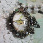 Colar Garden Bird criado com um cabochon burr e cristais montados sobre acessórios de bronze