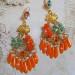 BO Roseraie Orange Roses criado com strass Swarovski e cabochons, flores, adagas cor de laranja, cabochons de vidro e acessórios de qualidade