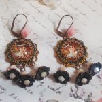 BO Chapéu Preto Elegante criado com cabochons de ampliação, contas de resina, cristais, flores esmeriladas e vários acessórios.