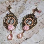 BO Sissi Empress criado com cabochons de lupa de vidro representando Sissi Empress, cristais, contas de vidro, pequenas flores e vários acessórios em cor Bronze