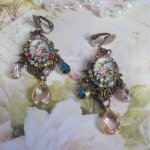BO Affection of Roses criado com cabochons de vidro representando um bouquet, contas de vidro, strass de diferentes cores e acessórios de latão