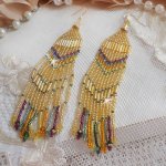 BO Feliz Verão criado com contas de sementes Miyuki Delicas, tubos PureCrystal e cristais com ganchos de 14 quilates cheios de ouro
