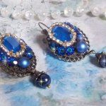 BO Leila criada com cabochons de cristal Royal Blue Swarovski, contas de pérolas redondas, corrente de rhinestone, flores de cristal e vários acessórios 