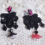 BO Cocktail Sangria criada com renda preta muito antiga, cristais, flores foscas, cabochões de resina e acessórios pretos