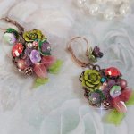 BO Fantasia de Flores criada com cristais, pérolas redondas, contas, sinos de resina, vidro e fita de Anis Organza