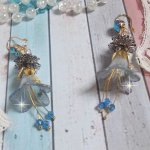 BO Sensations Ouro e Azul criado com flores de trompete pintadas à mão, cristais, flores de vidro e acessórios banhados a ouro