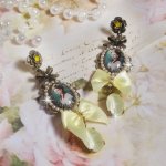 BO Look de princesa criado com cabochões de princesa, cristais, contas de vidro, acessórios de bronze e laços de cetim amarelo