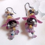 BO Funky Black criado com flores de Lucite pintadas à mão em roxo, cristais, contas de vidro e vários acessórios dourados e pretos