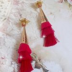 BO Pedra criada com pompons triplos rosa, fúcsia e vermelho, morango de quartzo, acessórios banhados a ouro e vários
